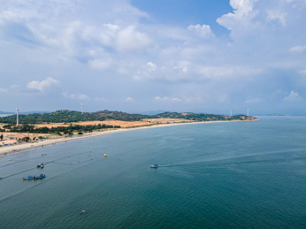 中国广东省汕尾市红海湾施公寮风车岛海岸线风光