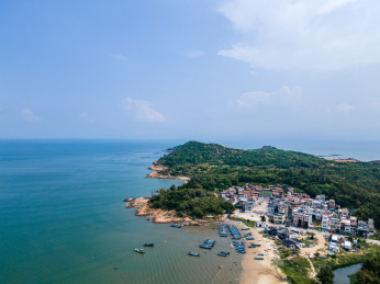 中国广东省汕尾市红海湾施公寮风车岛海岸线风光