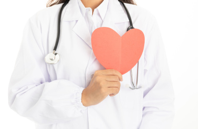 年轻的女医生拿着一个卡纸做的心形