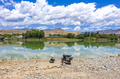 航拍青海黄南州尖扎县康扬镇和黄河