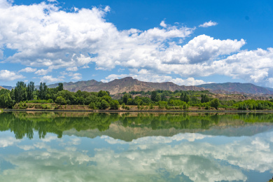 航拍青海黄南州尖扎县康扬镇和黄河