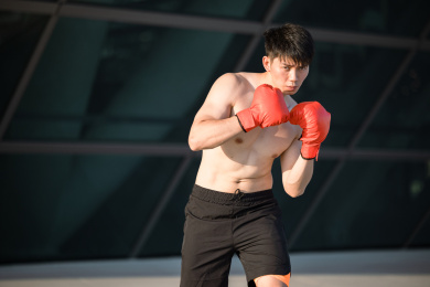 正在户外运动的亚洲男子