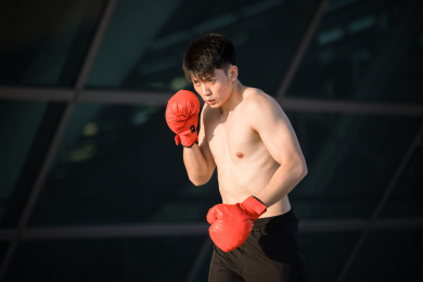 正在户外运动的亚洲男子