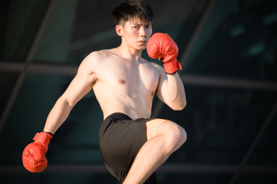 正在户外运动的亚洲男子