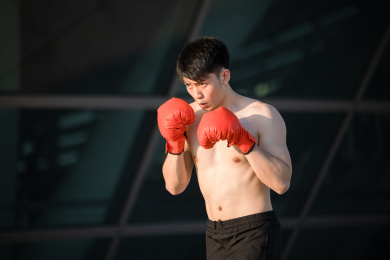 正在户外运动的亚洲男子