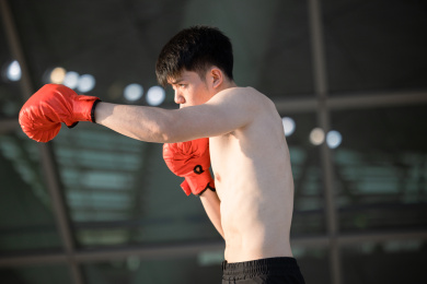 正在户外运动的亚洲男子