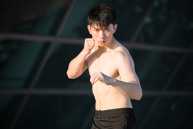 正在户外运动的亚洲男子