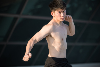 正在户外运动的亚洲男子