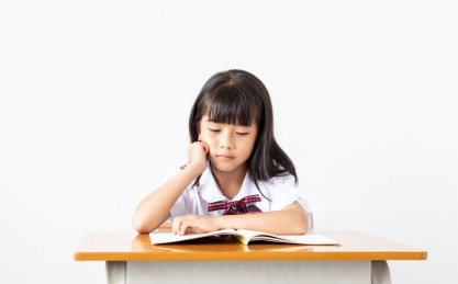 室内一个中国小学生在书桌上学习