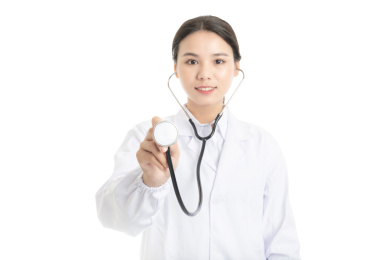 中国年轻女医生在使用听诊器