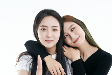 影棚拍摄白色背景的可爱闺蜜少女