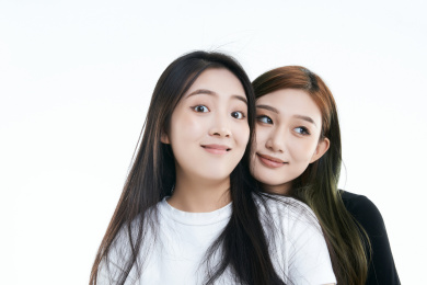 影棚拍摄白色背景的可爱闺蜜少女