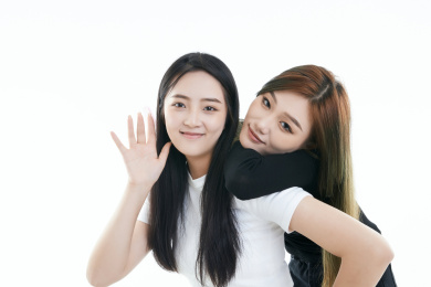 影棚拍摄白色背景的可爱闺蜜少女