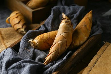 新鲜冬笋放在木盒里