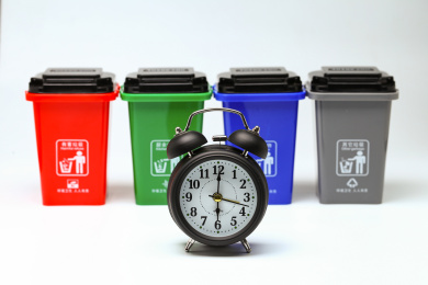 闹钟放在垃圾分类垃圾桶前