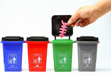 手拿鱼骨模型扔进垃圾分类垃圾桶