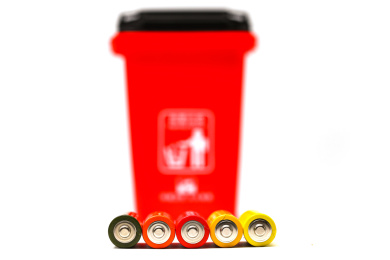 电池放在垃圾分类垃圾桶前