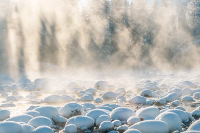 中国新疆喀喀斯冬季清晨雪景自然风光