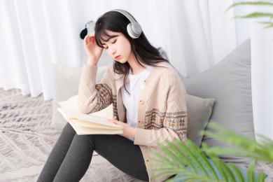 居家生活的亚洲女孩