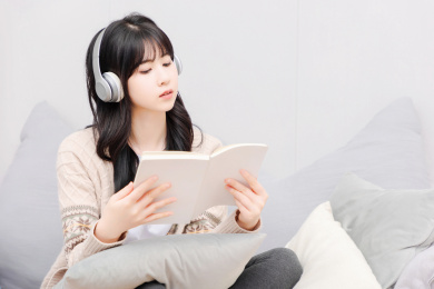 居家生活的亚洲女孩