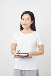 抱着书本的年轻女性