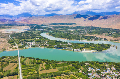 航拍青海黄南州尖扎县康扬镇和黄河