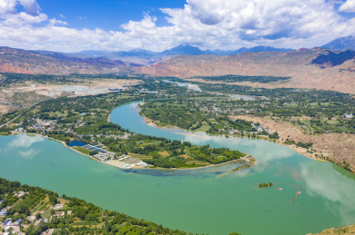 航拍青海黄南州尖扎县康扬镇和黄河