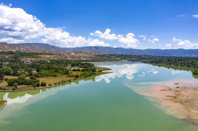 航拍青海黄南州尖扎县康扬镇和黄河