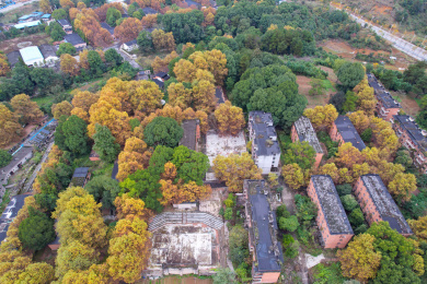 贵州省遵义市中心城区被秋色浸染，景色迷人
