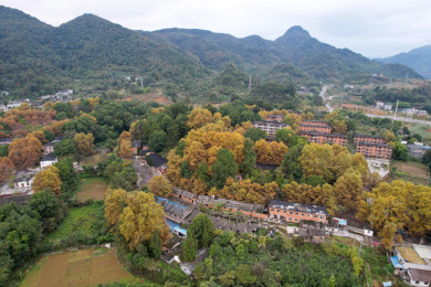 贵州省遵义市中心城区被秋色浸染，景色迷人