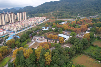 贵州省遵义市中心城区被秋色浸染，景色迷人