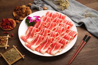 放在盘子中的火红色牛羊肉卷