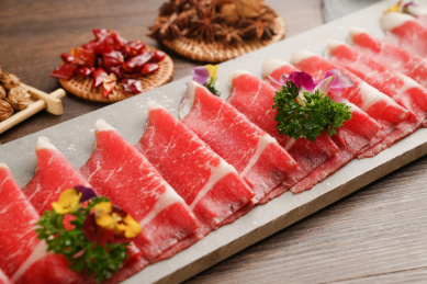 放在盘子中的火红色牛羊肉卷