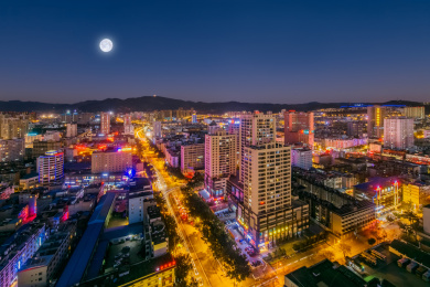 中国云南省玉溪市夜晚月亮光照城区高楼建筑