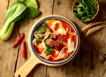 餐具里摆放的牛肉板面羊肉烩面