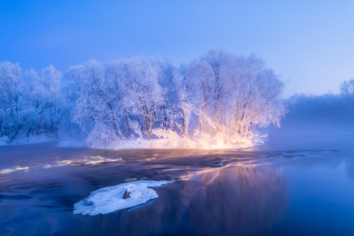 冬天雪地河流雾凇