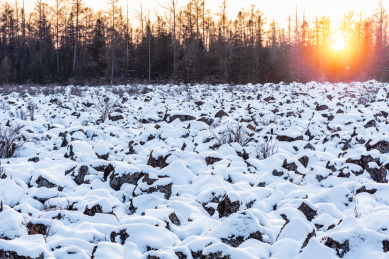 冬天雪后的黑龙江伊春红星火山地质公园石海