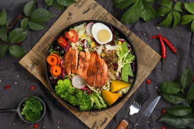 深色背景上盘子里的减肥餐轻食沙拉