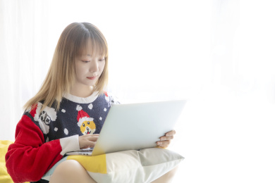 亚洲女孩在阳台的阳光下