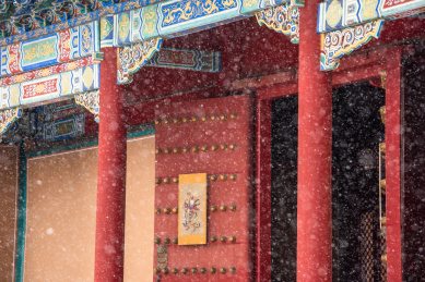 大雪纷飞故宫乾清门特写