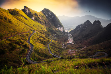 中国广西百色山区的盘山公路