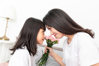 母亲节概念中国小女孩给妈妈送花