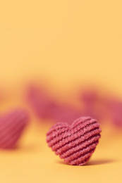 黄色背景上的桃心