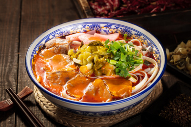 青花瓷大碗里的贵州羊肉米粉