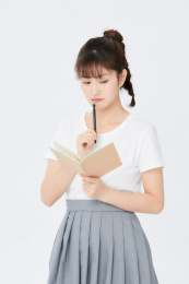 记笔记的年轻女孩