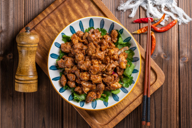 木纹桌上的一盘孜然羊肉