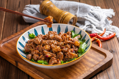 木纹桌上的一盘孜然羊肉