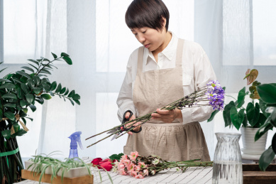 午后修剪插花的东方女性形象