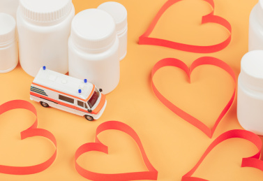 微缩创意空白药瓶爱心下的医疗救护车