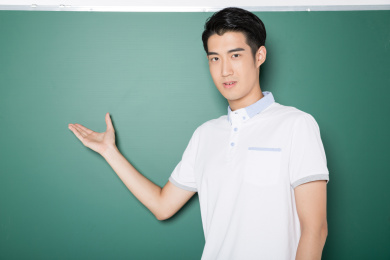 影棚拍摄黑板前的年轻男教师、培训师、学生